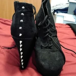 Black wedges with spikes